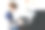 一个戴眼镜的男生在客厅里弹钢琴。孩子学习乐器的乐趣。有才华的孩子在被冠状病毒封锁的家庭教育中。图片下载