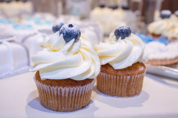 白色模糊背景上的蓝莓节日纸杯蛋糕。图片下载