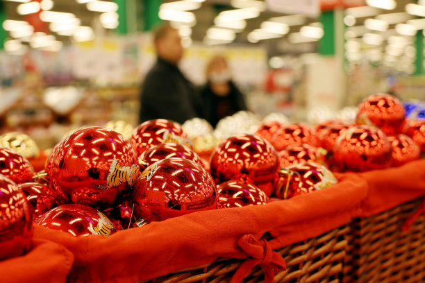 圣诞玩具，红色球在一个篮子与老虎-象征2022年图片下载