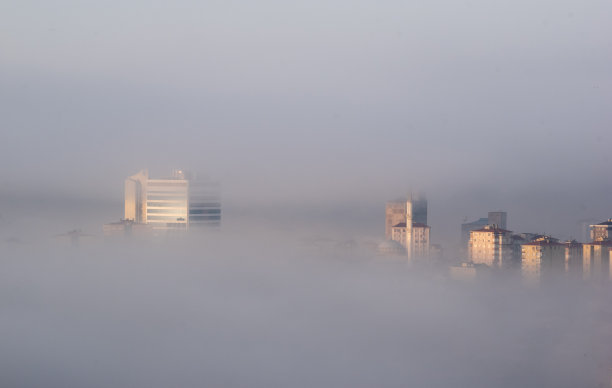 大雾天气下的城市景观。图片下载