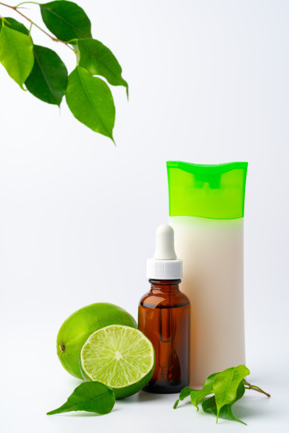 美丽的构图与化妆瓶和新鲜的石灰在白色的背景图片下载