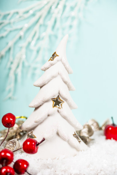 童话圣诞节背景与雪冷杉树浅蓝色背景，垂直照片图片下载