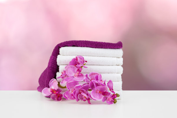 带花的毛巾放在浅色的桌子上，背景模糊图片下载