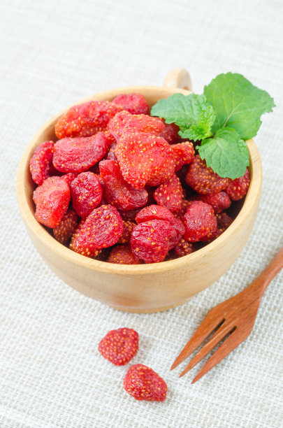 木碗里的草莓干图片下载