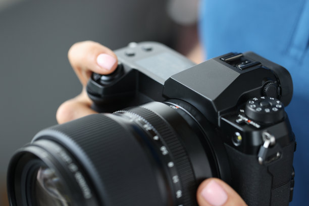 拿着现代相机拍照的女人，特写镜头图片下载