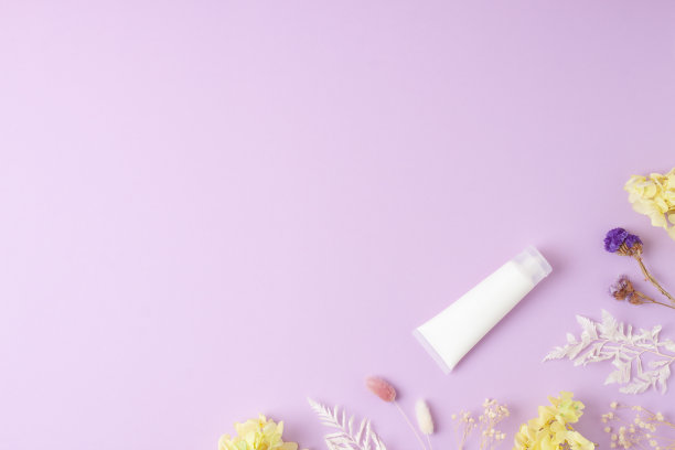 白色的化妆霜，玫瑰背景上的花。平铺，复制空间图片下载