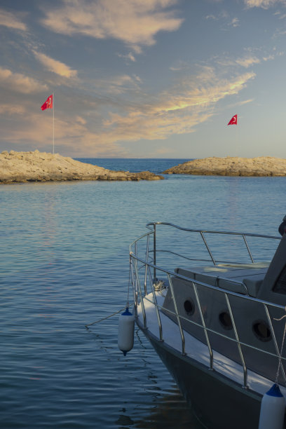 船，海和旗帜图片下载