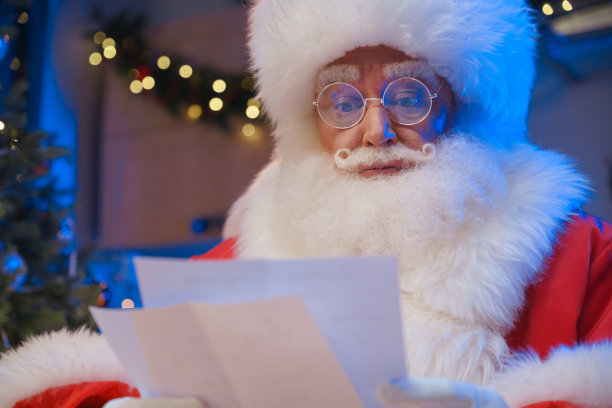 圣诞老人朗读孩子们的信。图片下载