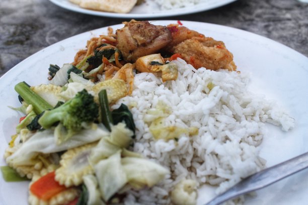 午餐菜单有米饭，蔬菜和鸡肉图片下载