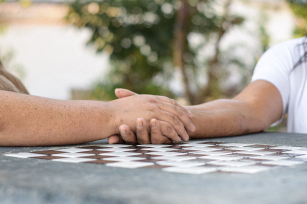 成熟女人的双手在一起图片下载