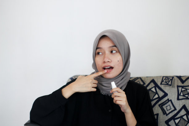 年轻女性在家里使用唇部护理图片下载