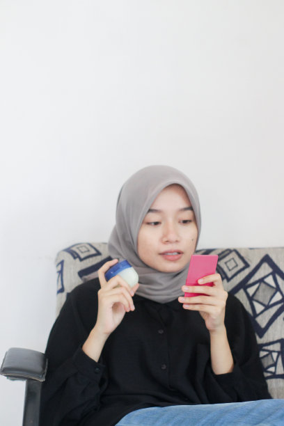 年轻女性在家里使用唇部护理图片下载