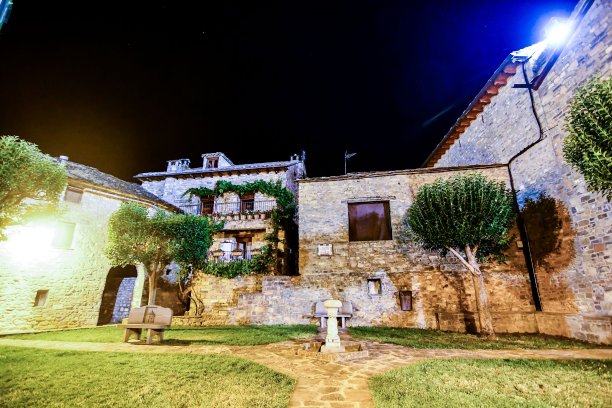 森林中的房子，以照片为背景，在韦斯卡阿拉贡省的安萨索伯图片下载