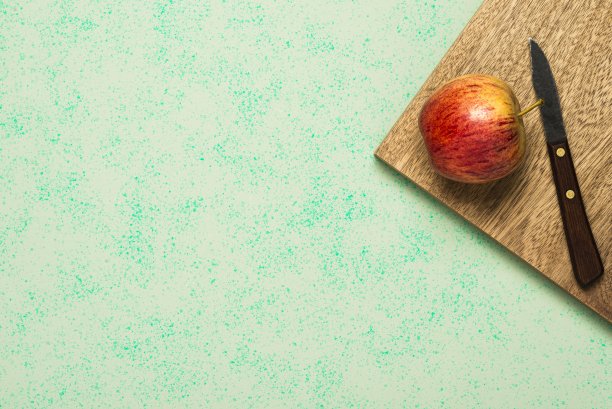 红苹果水果在砧板上的高角度视图图片下载