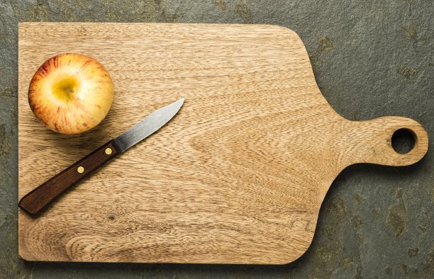 红苹果水果在砧板上的高角度视图图片下载