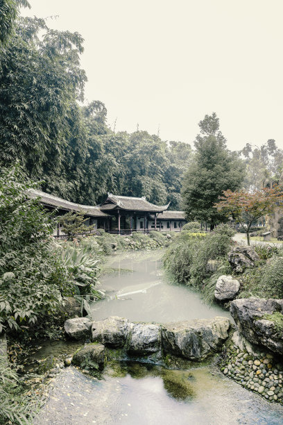 在成都秋天的森林里，黄昏时分，长长的石路和亭子在阳光下拍照图片下载