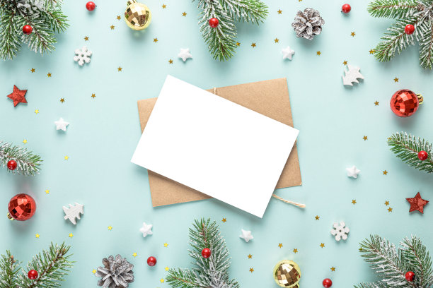 圣诞贺卡的框架由雪冷杉树，节日装饰在蓝色的背景。平的。模拟了图片下载