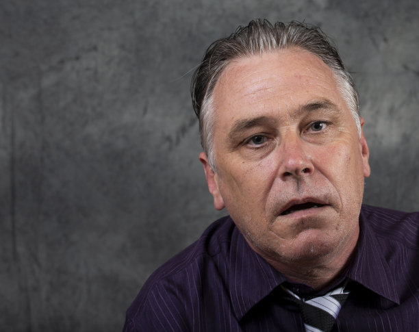 中年男子头部中弹图片下载