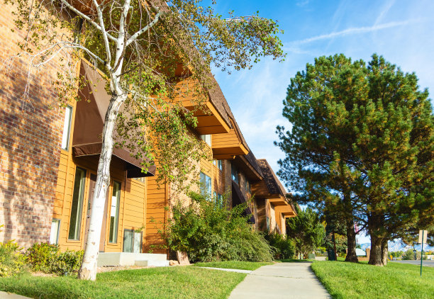 多家庭住宅具有联排别墅牧场级和多层次住宅美国西部照片系列图片下载