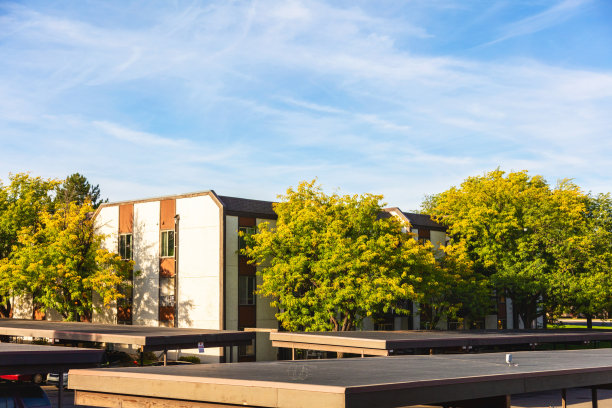 多家庭住宅具有联排别墅牧场级和多层次住宅美国西部照片系列图片下载
