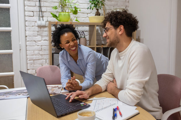 雇主和雇员正在合作一个报纸项目图片下载