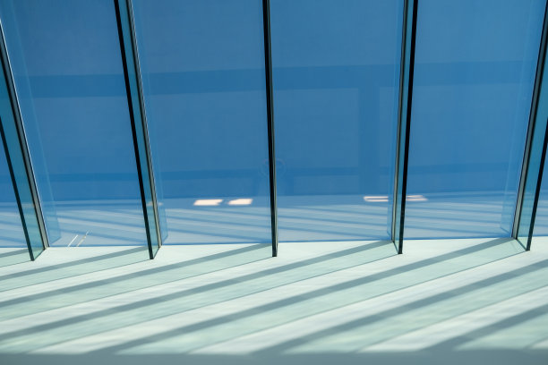 抽象的光影和玻璃屋顶的反射图片下载