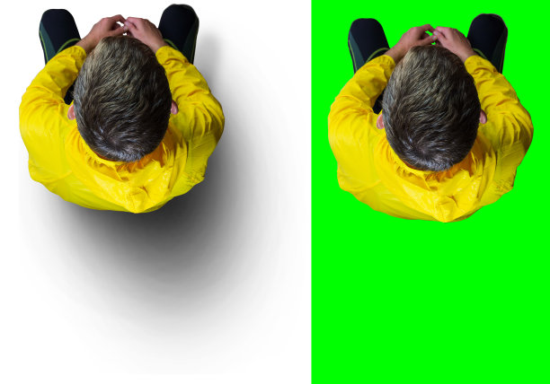 年轻的白人游客，黄夹克和黑裤子坐在绿色屏幕和白色背景的阴影。俯视图图片下载