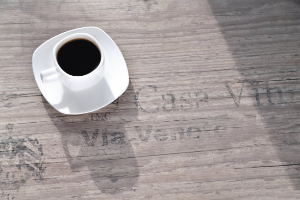 白色咖啡杯，晨光背景旧波特橡木特写复制空间图片下载