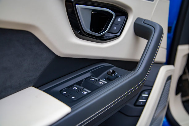 现代汽车的内饰。侧门按钮:窗户，镜子调节按钮，门锁。汽车内部。图片下载