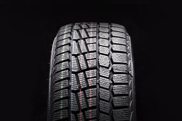 冬季轮胎新的摩擦尼龙搭扣安全驾驶在结冰的条件下，在一个黑色的背景前视图图片下载