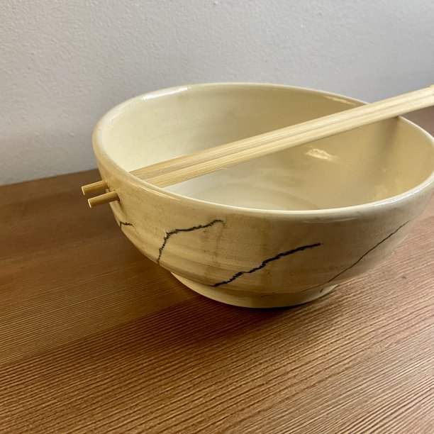 带筷子的陶瓷饭碗。图片下载