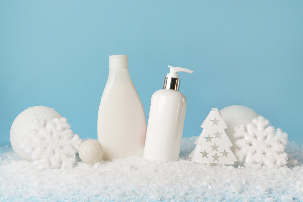 集化妆品和装饰雪的蓝色背景，空间为文字。冬季保健图片下载