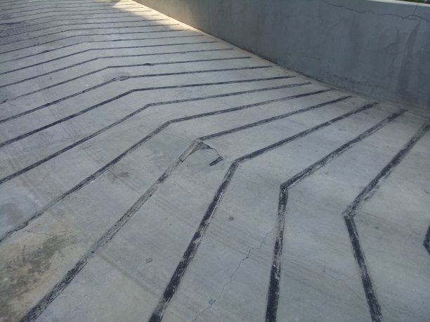 混凝土路面与水流照片图片下载