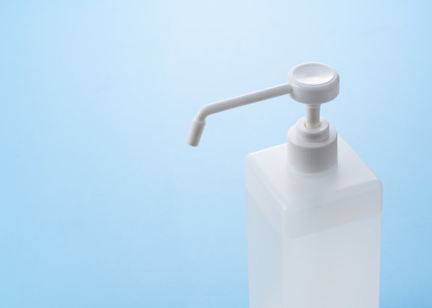 一瓶酒精消毒喷雾放置在蓝色背景上的副本空间。图片下载