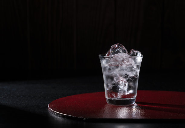 烧饼放在红色托盘上，背景为黑色。图片下载