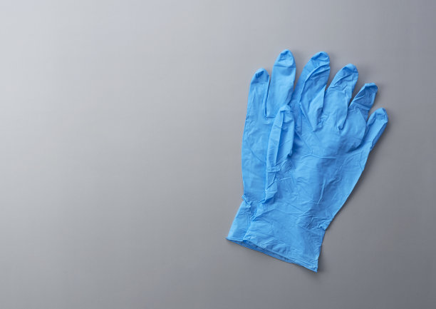 丁腈手套上的灰色背景与复制空间。直接从上面看。图片下载