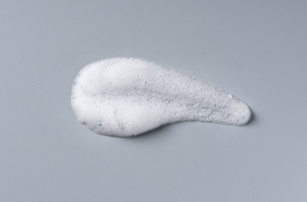 灰色背景上的泡沫纹理。肥皂，洗发水，摩丝，沐浴露泡沫。图片下载