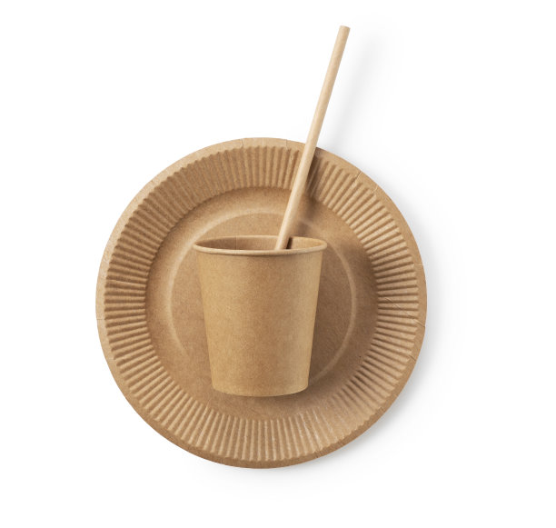 白色背景下的一次性纸杯、吸管和纸盘。图片下载