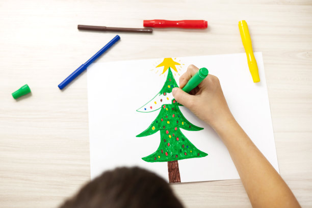 孩子们画圣诞树。圣诞假期。男孩给圣诞老人写信图片下载