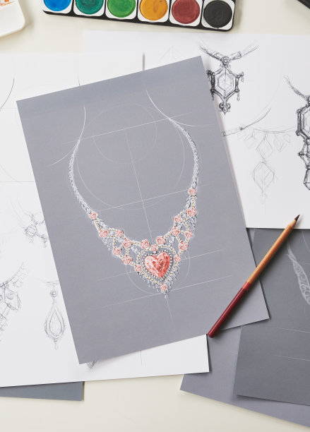 设计师设计钻石首饰图纸sketchesÂ制作worksÂ工艺独特的手工奢华项链产品创意。图片下载