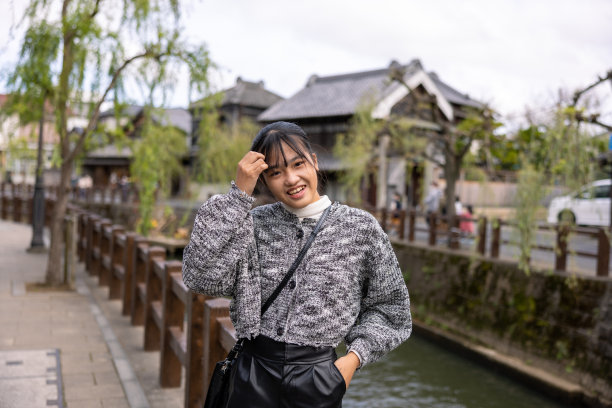 微笑的少女站在河边图片下载