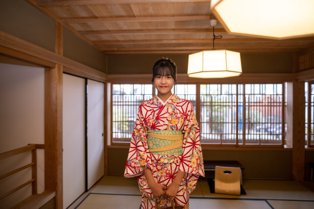 十几岁的女孩穿着和服站在传统的日本榻榻米房间图片下载
