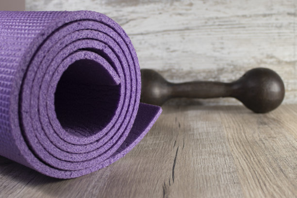 紫色运动垫为运动水壶铃的背景，正面视图。图片下载