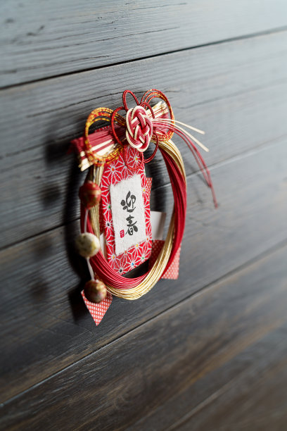 在新年假期期间，Shimekazari被放置在房屋入口的顶部。图片下载