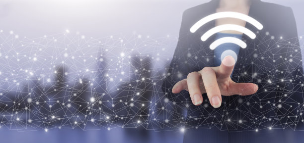 商业网络连接概念和城市Wi-Fi。手触数字屏幕全息Wi Fi标志上的城市灯光模糊背景。全球电信网络。图片下载