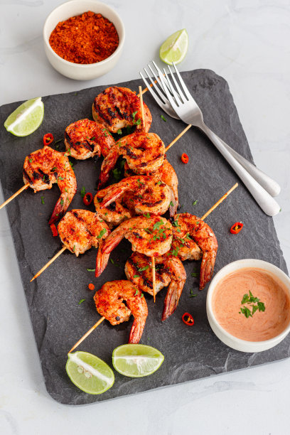 佩里佩里烤虾与调味品垂直直接上面的照片图片下载