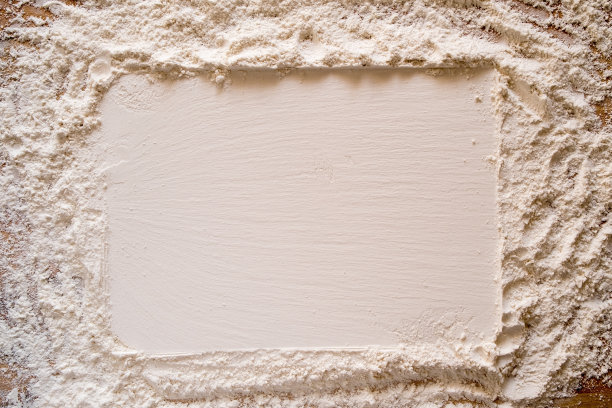 面粉撒在木桌上，有一个光滑的长方形刻字印。副本的空间。图片下载