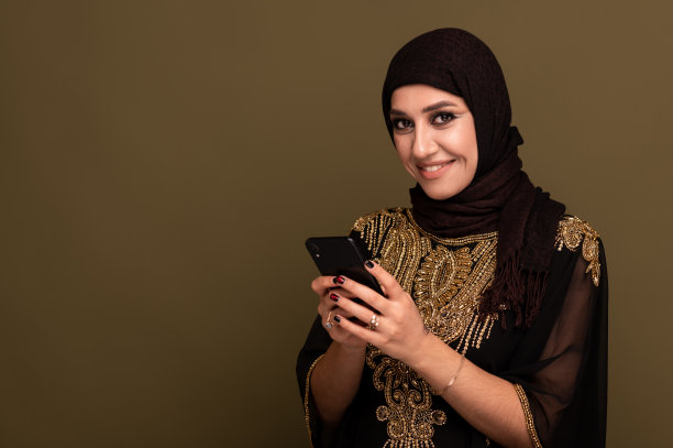 戴着头巾的年轻漂亮的阿拉伯穆斯林妇女肖像，有复制空间图片下载