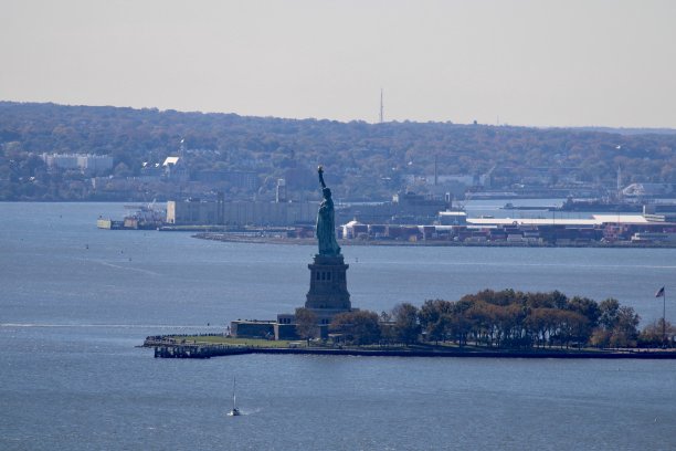 从曼哈顿看到的自由女神像图片下载