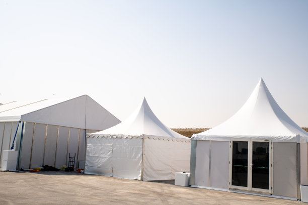 蓝天下户外院子里的活动帐篷，卡塔尔多哈图片下载